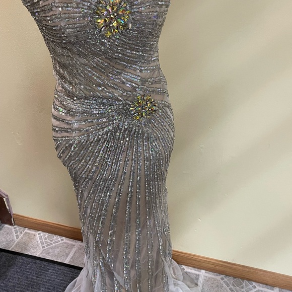Elegant Silver Evening Gown - Picture 2 of 5